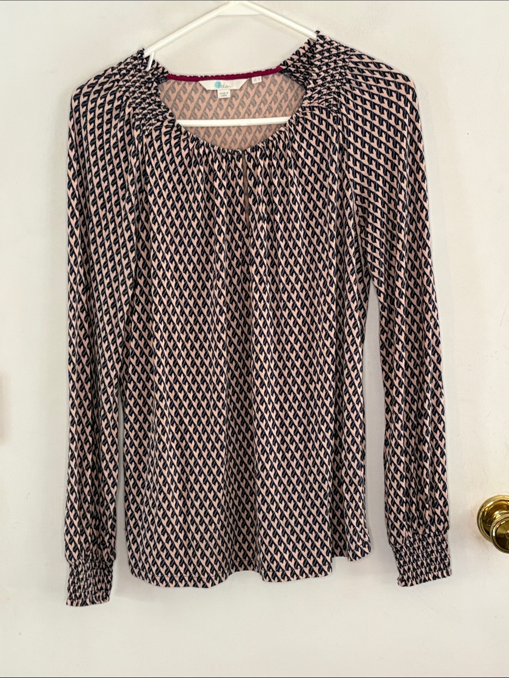 Boden pink navy long sleeve smocked shoulder knit top Size 6